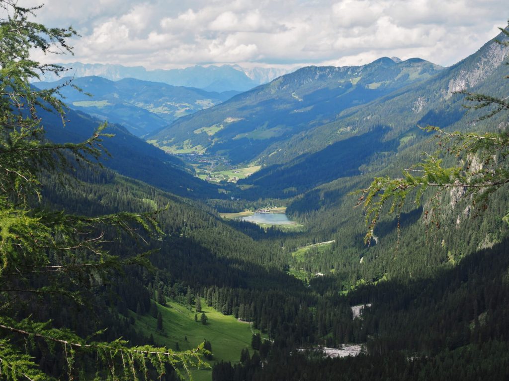 Uitzicht op het bergmeer Jägersee omringd door bergen